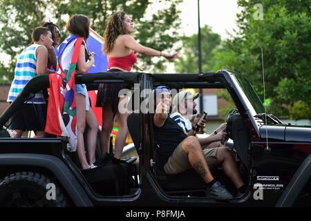 Chicago, Illinois, USA. Die Puerto Rican People's Parade ist in der Stadt jedes Jahr im Juni statt und die Feier geht weiter bis in den Abend und in der Nacht. Stockfoto