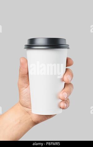 Mockup von Hand der Männer holding Weißbuch groß Schale mit schwarzem Deckel Stockfoto