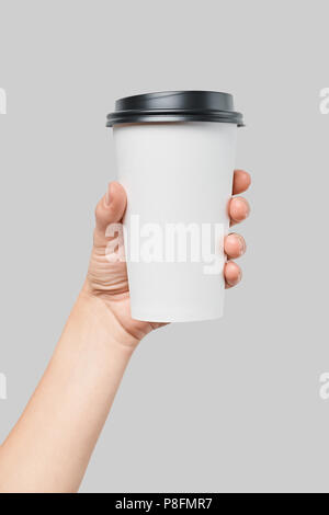 Mockup von Frauen hand Weißbuch groß Schale mit schwarzem Deckel Stockfoto