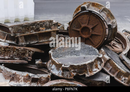 Alten rostigen Mannloch Ersatz, Reparatur, Kanalisation Kanalisation Stockfoto