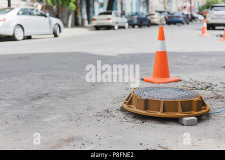 Alten rostigen Mannloch Ersatz, Reparatur, Kanalisation Kanalisation Straßenbau Kopie Raum Stockfoto