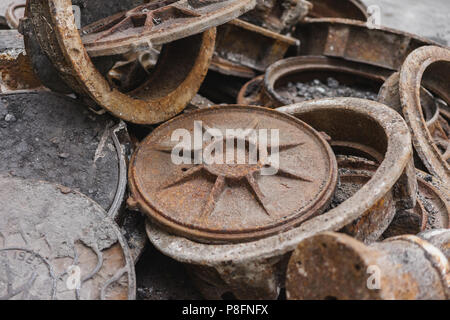 Schrott; alte rostige Mannloch Ersatz, Reparatur, Kanalisation Kanalisation Stockfoto