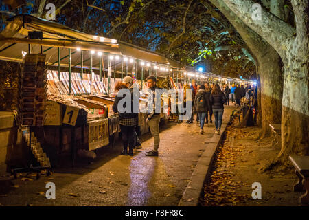 Kleine Geschäfte auf dem Tiber in der Nähe von Umberto I Brücke in einem Winterabend, Rom, Italien. Stockfoto