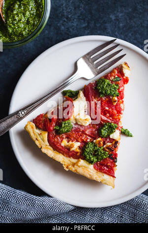 Tomatentarte auf blauem Hintergrund Stockfoto