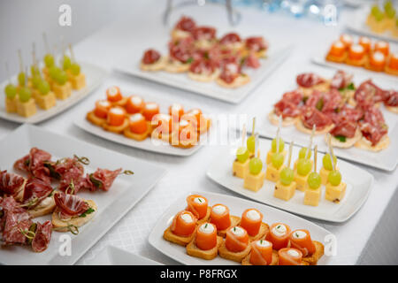 Das Buffet an der Rezeption. Sortiment von kanapees. Bankettservice. catering Essen, Snacks mit Lachs Stockfoto