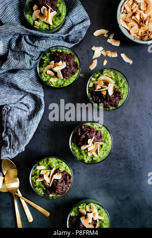 Coconut Matcha Milchreis mit Datum Adzuki Bean Paste Stockfoto