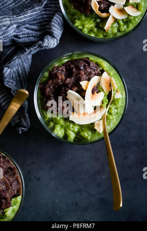 Coconut Matcha Milchreis mit Datum Adzuki Bean Paste Stockfoto