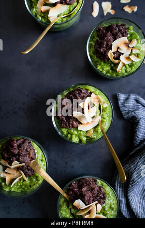 Coconut Matcha Milchreis mit Datum Adzuki Bean Paste Stockfoto