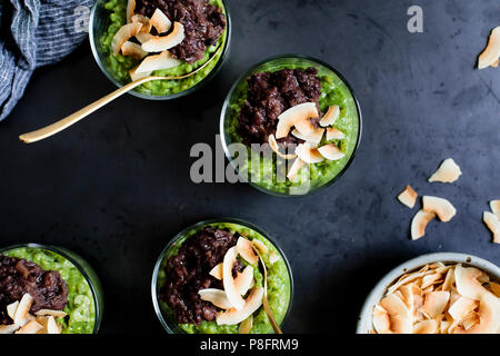 Coconut Matcha Milchreis mit Datum Adzuki Bean Paste Stockfoto