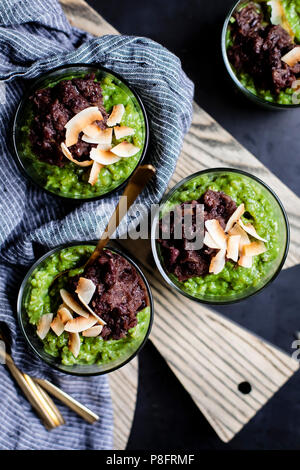 Coconut Matcha Milchreis mit Datum Adzuki Bean Paste Stockfoto