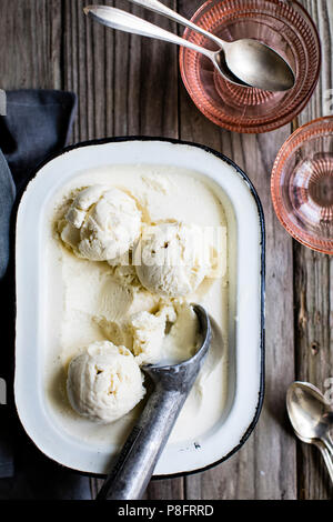 Honig & Zitrone Thymian Ricotta Eis mit Vanille Stockfoto