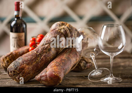 Appetitliches Fleisch, geräuchertem Pferdefleisch mit Wein Stockfoto