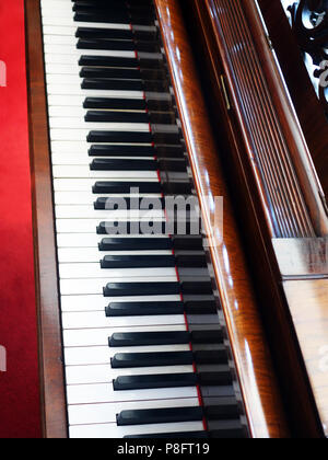 Ein schönes Baby Grand Piano durch die J.J.Hopkinson Piano Company, London Stockfoto