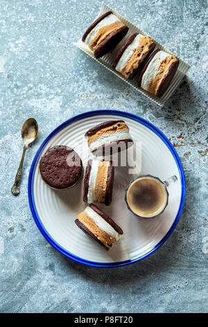 Vanille und Schokolade Eis Sandwiches auf einer Platte Stockfoto