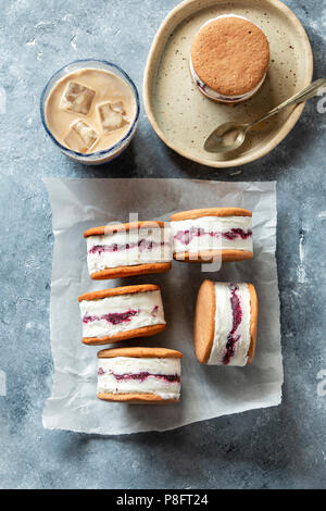 Vanille, Heidelbeere Eis Sandwiches und Eiskaffee auf dem Tisch Stockfoto