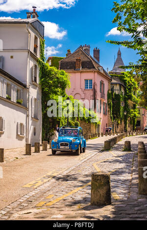 Ein helles Blau 40er classic car, der Citroen 2CV weitergegeben Rue de l'Abreuvoir in Montmartre, Paris, Frankreich. Stockfoto