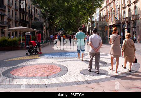 Menschen, die über die Joan Miro Mosaik Gestaltungsarbeit auf Las Ramblas Barcelona Spanien Europa Stockfoto