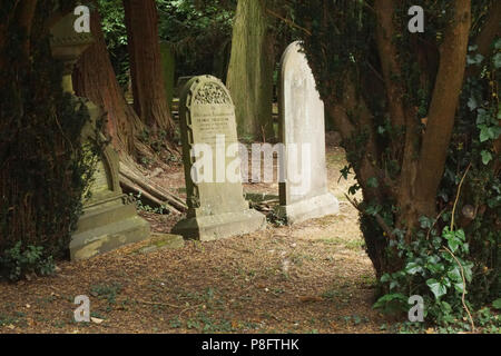 Alten Viktorianischen vernachlässigt Grabsteine auf dem Friedhof West Friedhof Darlington Stockfoto