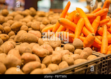 Möhren und Kartoffeln im Korb auf einem bauernmarkt oder Supermarkt. Stockfoto