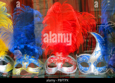 Shop Fenster Fancy Dress Venezianische Masken Stockfoto