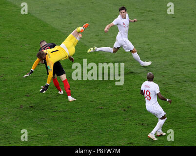 England Torhüter Jordan Pickford nimmt einen tumble über Kroatien Ante Rebic während der Fußball-WM, Semi Finale von der Luzhniki Stadion, Moskau. Stockfoto