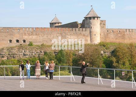 NARVA, ESTLAND - 21. AUGUST 2016: Menschen auf die Aussichtsplattform in der estnischen Stadt Narva Bilder vor der Festung Iwangorod in Russland Stockfoto