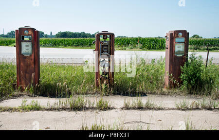 Drei rostige alte Pumpen auf einer verlassenen Tankstelle in den USA Stockfoto