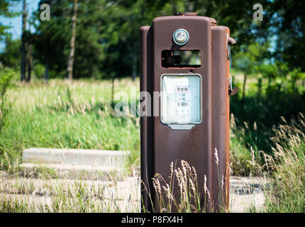 Rostige alte Tankstelle an einer verlassenen Tankstelle Stockfoto