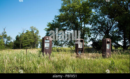 Tankstelle verlassen in den USA durch die Seite der Straße Stockfoto