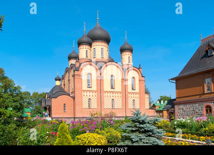 KUREMAE, IDA VIRUMAA COUNTY, ESTLAND - 21. AUGUST 2016: Mariä-Entschlafens-Kathedrale. Puhtitsa 1352 Kloster der Russischen Orthodoxen Kirche Stockfoto