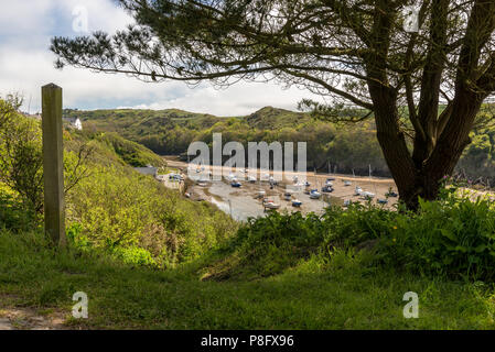 River Valley bei Ebbe und Dorf Solva in Pembrokeshire. Stockfoto