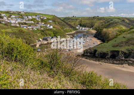 River Valley bei Ebbe und Dorf Solva in Pembrokeshire. Stockfoto