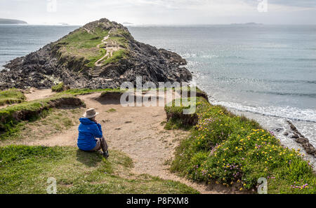 Frau mit Blick aufs Meer in der Nähe von Whitesands Bay auf der Pembrokshire Küstenweg zu Stockfoto