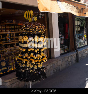 Die schöne Schaufenster und Stoffbienenständer im Le Comptoir du Miel Shop in Morzine Haute-Savoie Portes du Soleil Frankreich Stockfoto