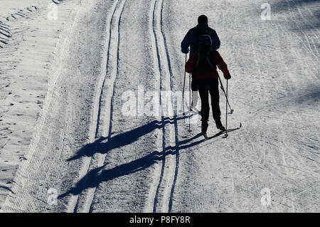 Touristen gehen, Langlaufen auf der Spur in Richtung Vilsalpsee (Tannheimer Tal) in der Verschneiten Tirol, Österreich Stockfoto