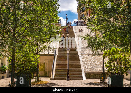 Der lange steile Treppen in Montmartre, Paris, Frankreich. Stockfoto