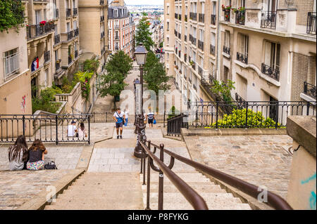 Der lange steile Treppen in Montmartre, Paris, Frankreich. Stockfoto