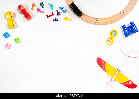 Bunte Kinder Spielzeug Frame auf weißem Hintergrund. Ansicht von oben. Flach. Stockfoto