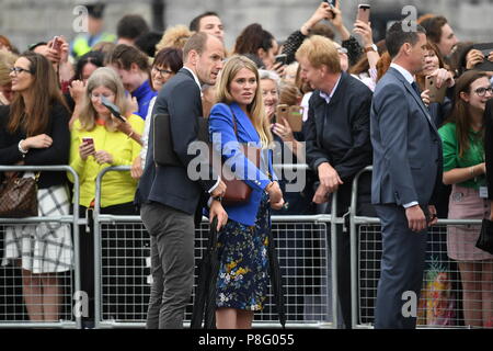 Private Secretary, Herzog von Sussex, Ed Lane Fox und der Stellvertretende Sekretär an die Herzogin von Sussex, Amy Pickerill am Trinity College während der Königlichen Besuch in Dublin, Irland. Stockfoto