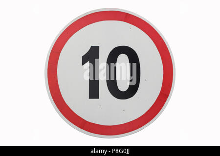 Runde weiße Schild mit rotem Rand "Speed Limit 10 km/h' isoliert auf Weiss. Stockfoto