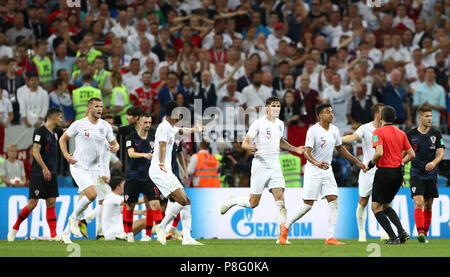 England Spieler Frage eine Entscheidung mit Schiedsrichter Cuneyt Cakir während der Fußball-WM, Semi Finale von der Luzhniki Stadion, Moskau. PRESS ASSOCIATION Foto. Bild Datum: Mittwoch, 11. Juli 2018. Siehe PA Geschichte Worldcup in Kroatien. Photo Credit: Tim Goode/PA-Kabel. Einschränkungen: Nur für den redaktionellen Gebrauch bestimmt. Keine kommerzielle Nutzung. Keine Verwendung mit inoffiziellen 3rd party Logos. Keine Manipulation von Bildern. Kein Video-Emulation. Stockfoto