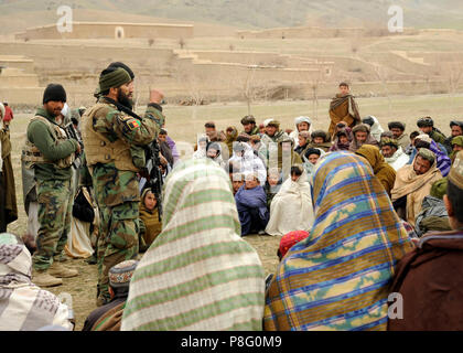 8 Commando Kandak operation -2. Soldaten aus dem 8 Commando Kandak sprechen mit Dorfbewohnern in Sayagaz Dorf, Bezirk Arghandab, Afghanistan, März 11. Die 8 Commando Kandak partnered mit Koalition Sondereinsatzkräfte auf Sicherheitsfragen und die mögliche Ausweitung der afghanischen Polizei zu der Region diskutieren. Stockfoto