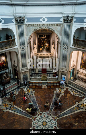 Caravaggios Malerei sieben Werke der Barmherzigkeit, Pio Monte della Misericordia Kirche, Neapel, Italien Stockfoto