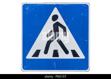 Zerkratzte Verkehrsschild "Fußgänger kreuzen" auf weißem isoliert. Stockfoto