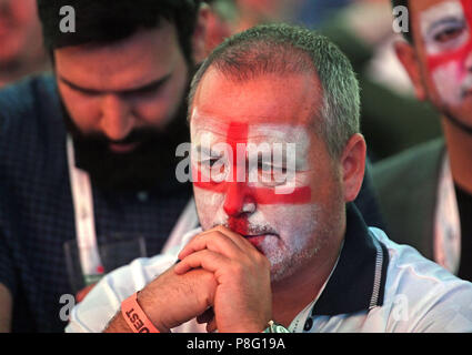 Fans im Hyde Park, London, reagieren, als England verlieren nach Verlängerung im WM-Halbfinale Spiel zwischen Kroatien und England. Stockfoto