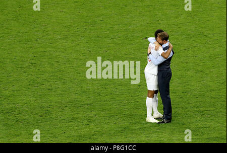 England Manager Gareth Southgate (rechts) Umarmungen Englands Marcus Rashford (links) Nach der endgültigen während der Fußball-WM, Semi Finale von der Luzhniki Stadion, Moskau Pfeifen. Stockfoto