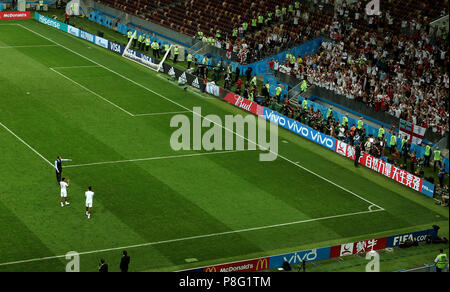 England Manager Gareth Southgate (links), England's Jesse Lingard (Zweite links) und Marcus Rashford (rechts) die Fans bestätigen, nachdem der letzte während der Fußball-WM, Semi Finale von der Luzhniki Stadion, Moskau Pfeifen. Stockfoto