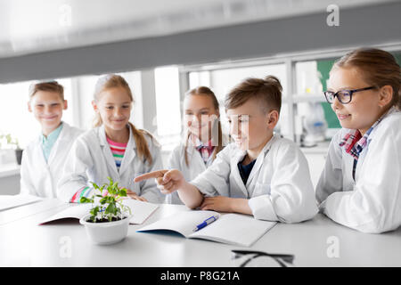 Kinder, Schüler oder Studenten mit Werk in Biologie Klasse Stockfoto
