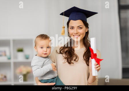 Mutter mit Baby Boy und Diplom zu Hause Stockfoto