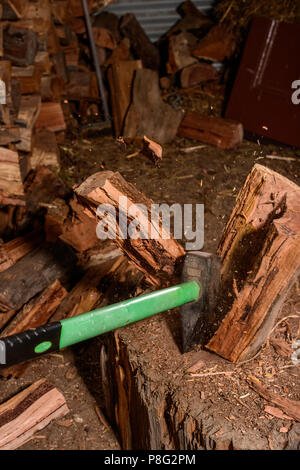 Zerkleinern von Brennholz für den Ofen im Winter Stockfoto